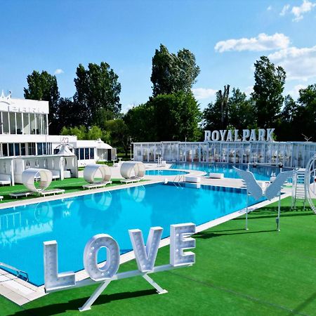 Royal Park Complex Hotel Bascov Bagian luar foto