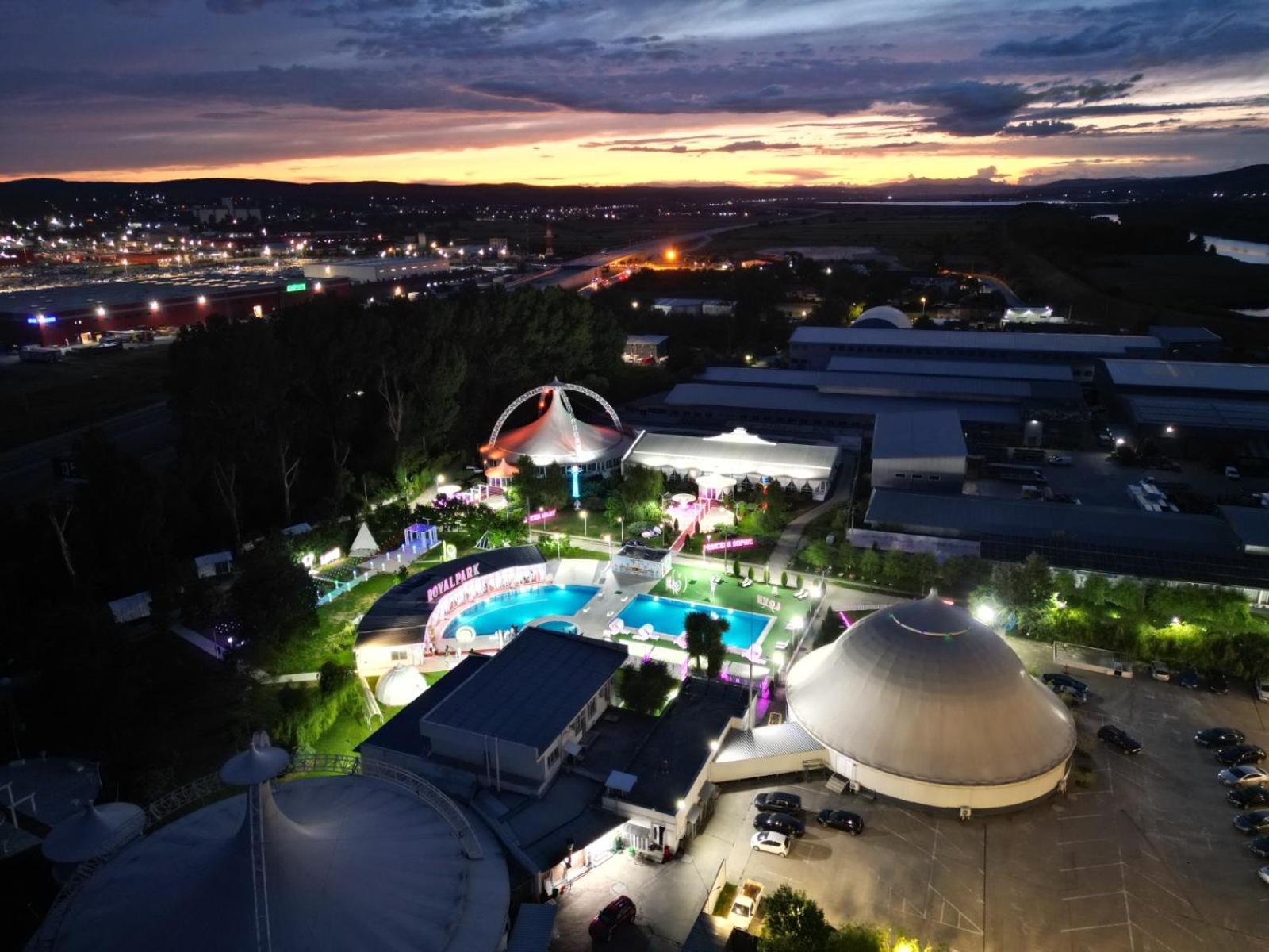 Royal Park Complex Hotel Bascov Bagian luar foto