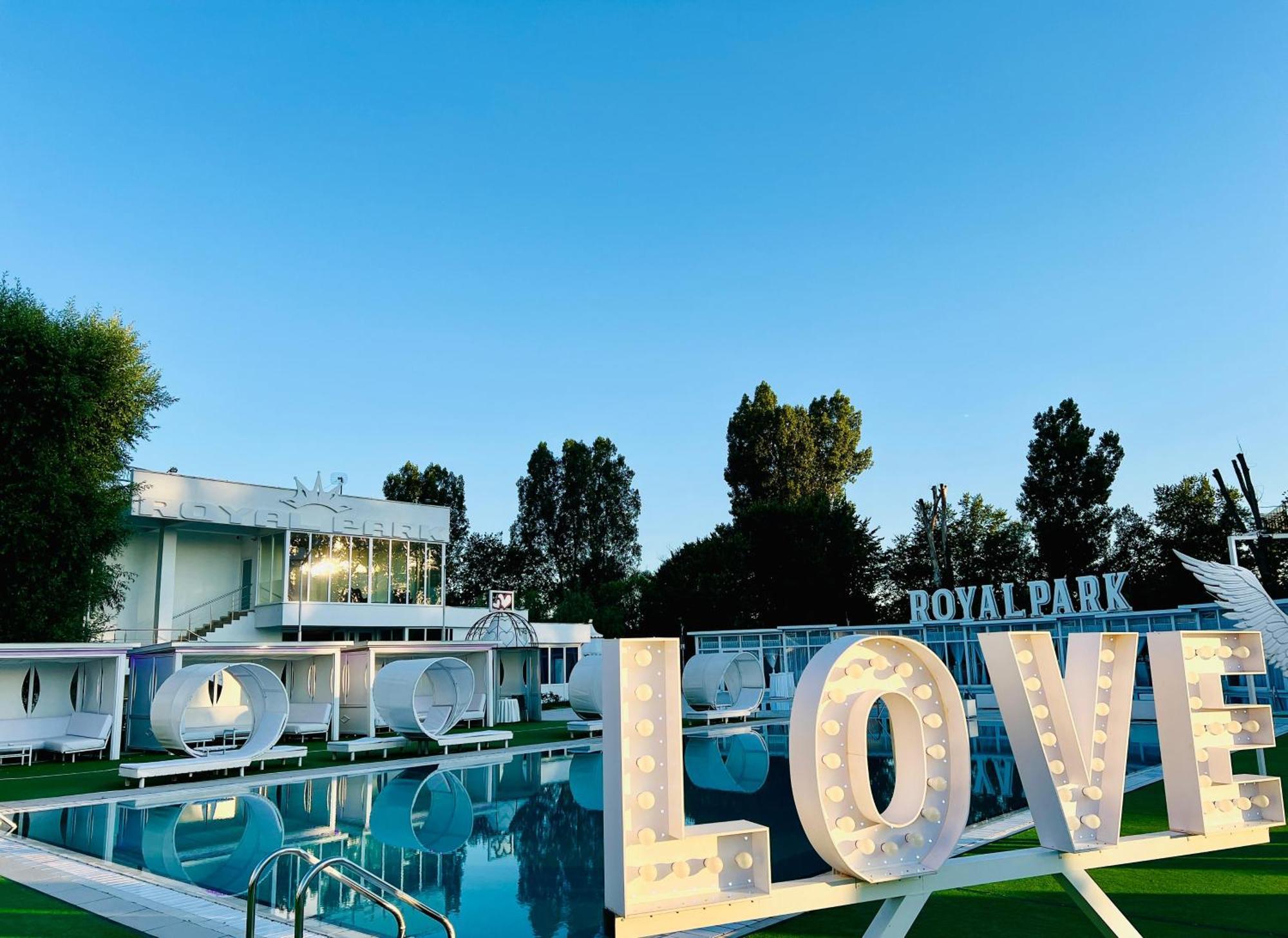 Royal Park Complex Hotel Bascov Bagian luar foto