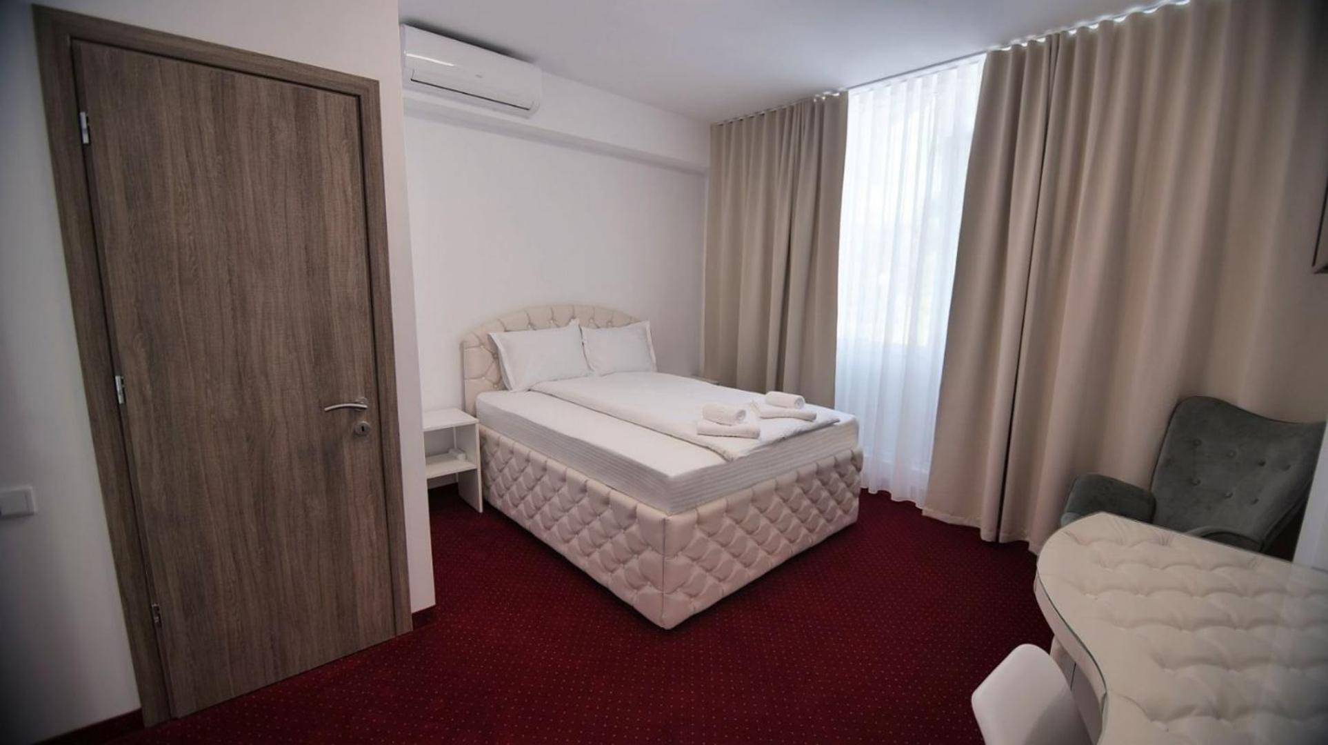 Royal Park Complex Hotel Bascov Bagian luar foto