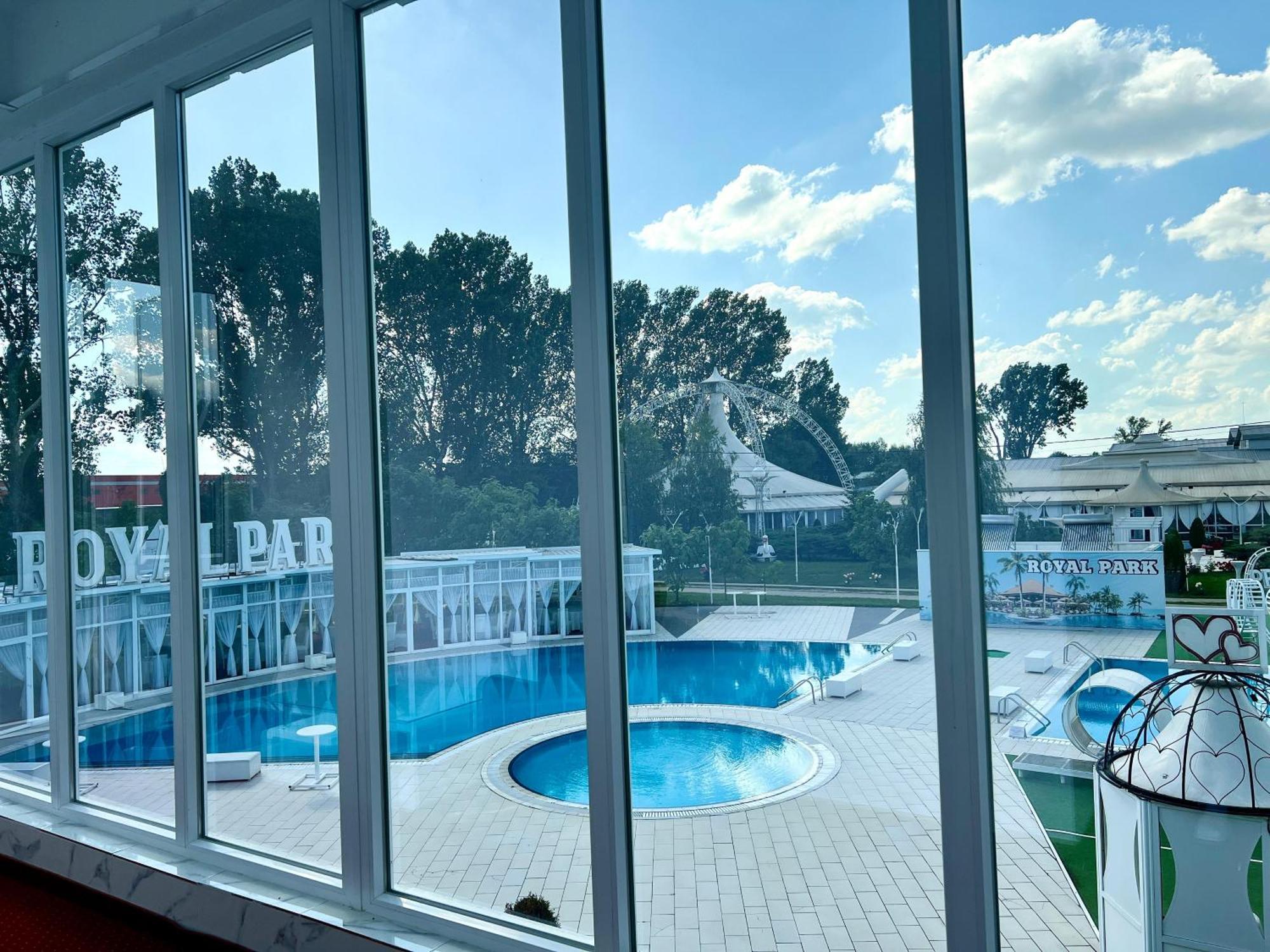 Royal Park Complex Hotel Bascov Bagian luar foto