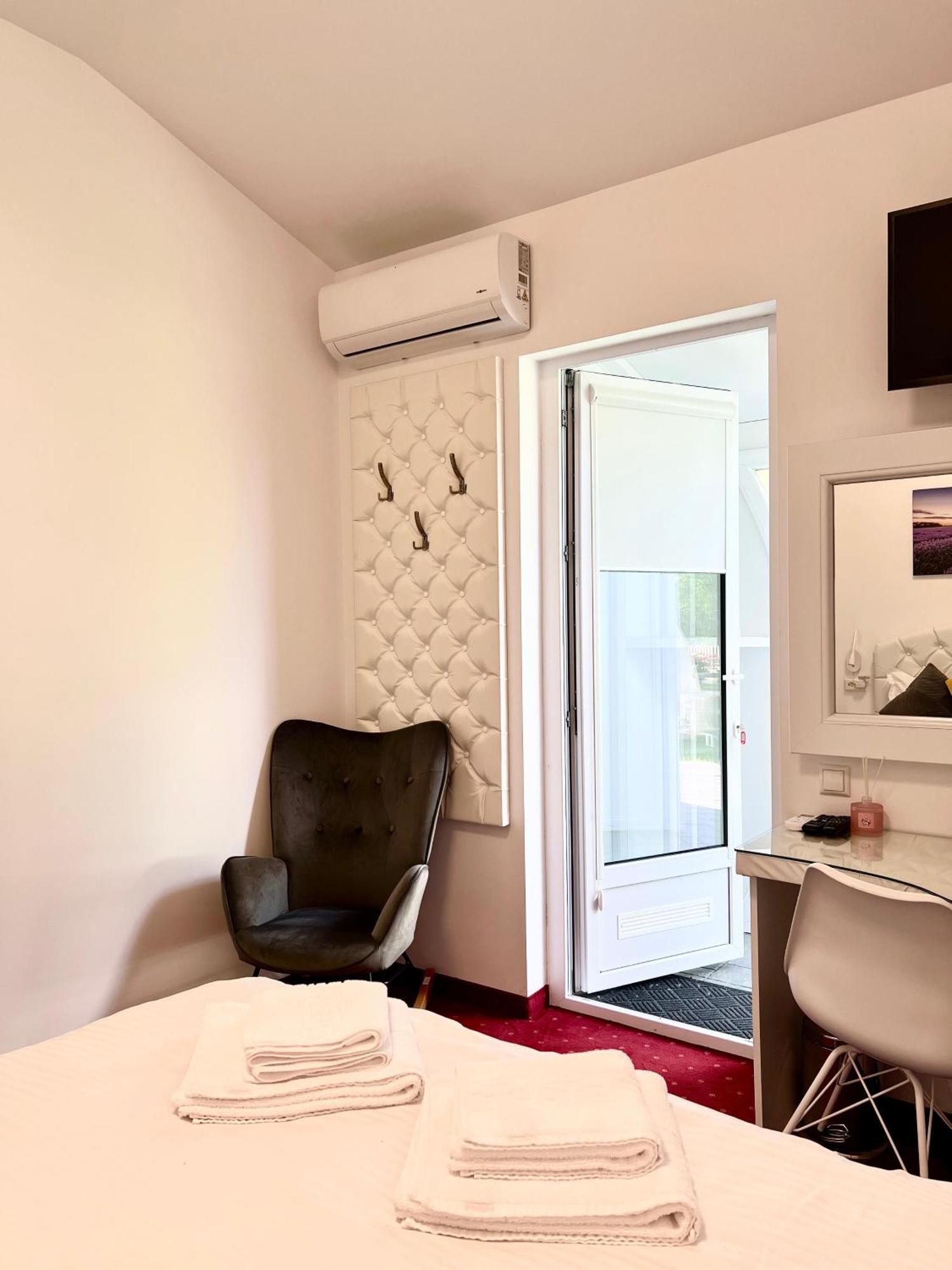 Royal Park Complex Hotel Bascov Bagian luar foto