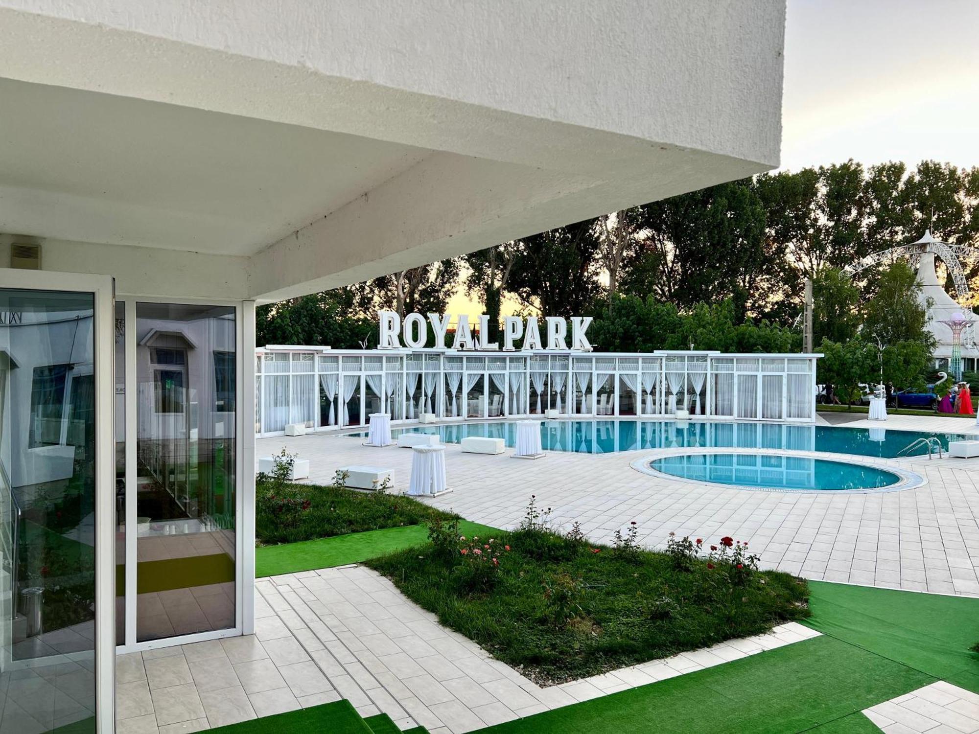 Royal Park Complex Hotel Bascov Bagian luar foto