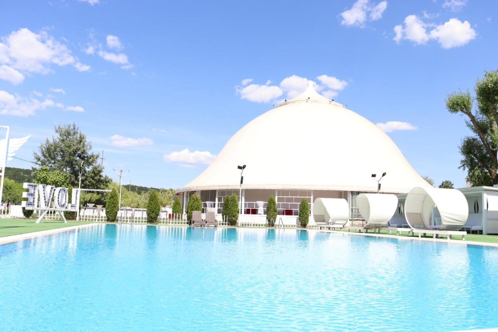 Royal Park Complex Hotel Bascov Bagian luar foto