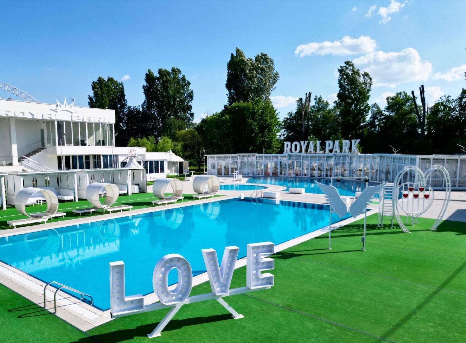 Royal Park Complex Hotel Bascov Bagian luar foto